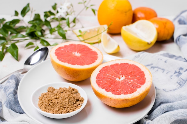 Alto ángulo de pomelo en rodajas en placa