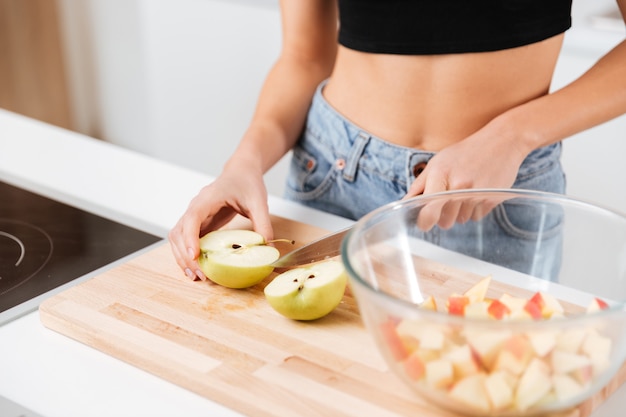 Mujer cortando manzanas